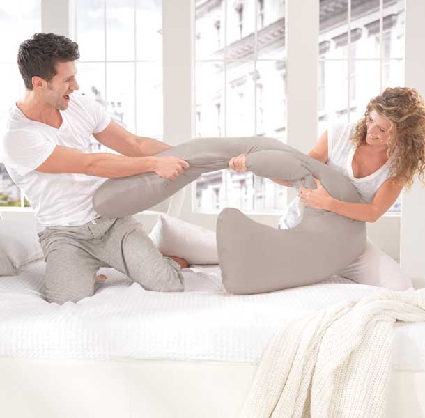 Podporna blazina za spanje na boku - Theraline - Materinska blazina my7 - Spalni center Maremico