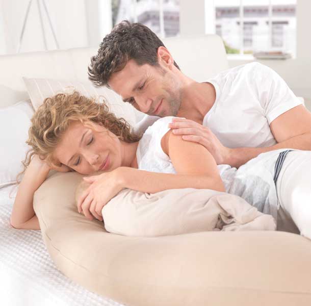 Podporna blazina za spanje na boku - Theraline - Materinska blazina my7 - Spalni center Maremico