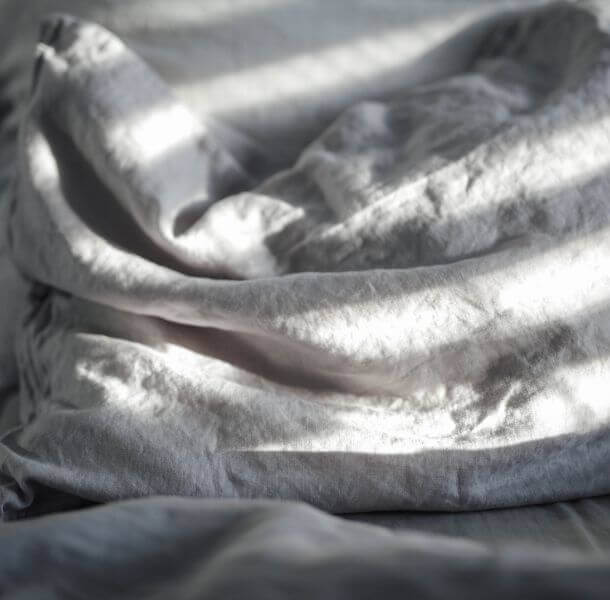 lanena posteljnina svetlo siva