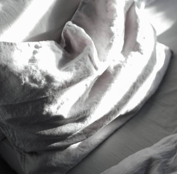 lanena posteljnina svetlo siva