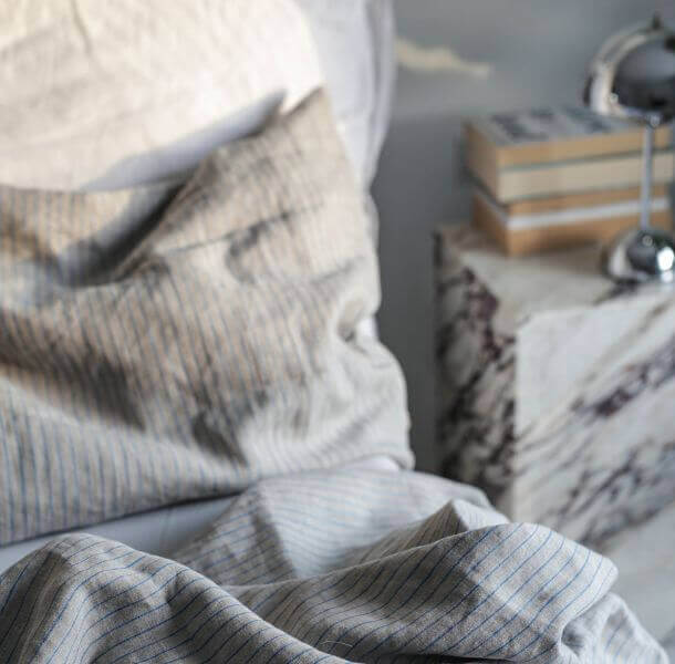 lanena prevleka in lanena posteljnina sivo modra