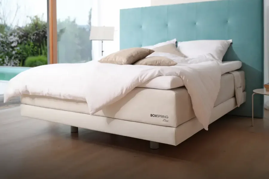 kvalitetna postelja in kvalitetno ležišče, satenasta posteljnina